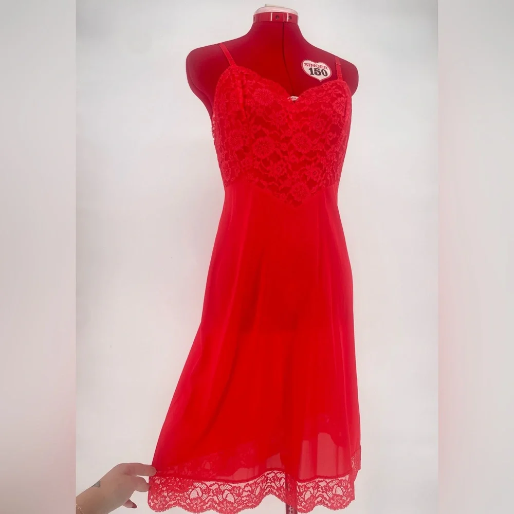 50s/60s Vibrant Red Lovely Nylon Full Slip With Lacey Bust & Lace Trimmed Hem - Picture 2 of 14